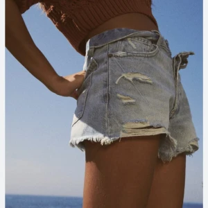 Jeansshorts från zara - Jätte fina jeansshorts från zara. Helt oanvända då jag köpte dom förra sommarn och de har blivit för små💓