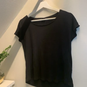T-shirt - Svart T-shirt från Gina Tricot i flowy material.