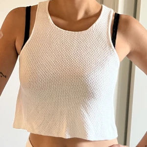 Virkat linne - Fint virkat/stickat? Linne. Köpt i en liten butik i Italien. Inte alls stickig väldigt bekväm men lite liten för mig. 