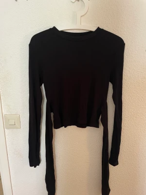Knytbat tröja  - Svart ribbad knyttröja i svart och inbra skick