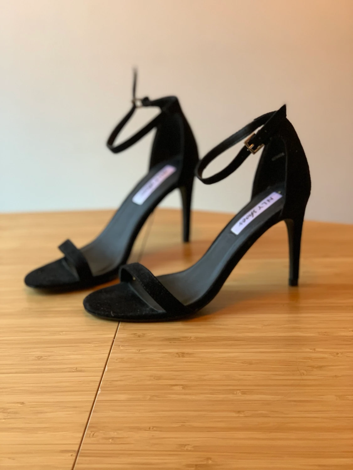 Oanvända svarta klackar/sandaletter strl 38