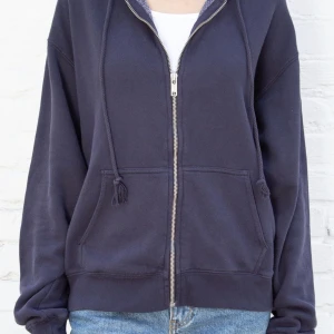 Brandy Melville zip up  - Brandy Melville zip up Christy hoodie i regular fit i färgen dark berry. Använd fåtal gånger och i fint skick. Nypris 420kr