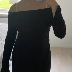 Off shoulder  - Svart off shoulder tröja, knappt använd, långa ärmar. Sitter fint på kroppen!