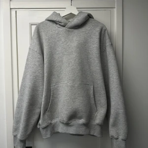oversized hoodie - grå hoodie från junkyard, storlek S men sitter som en M, använd men fint skick 