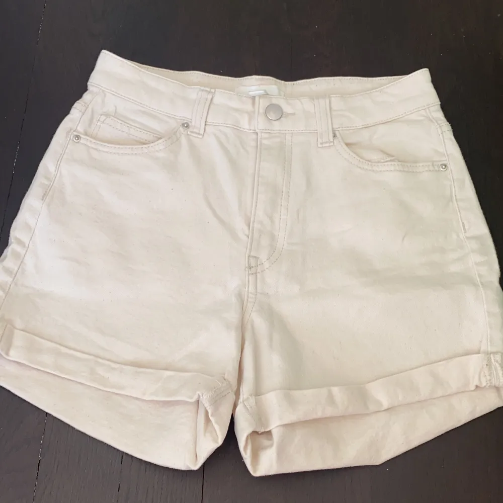 Så snygga vita shorts för bara 35 kr dem har inga defkter och är i ny skick tryck på köp nu om ni vill köpa😊. Shorts.