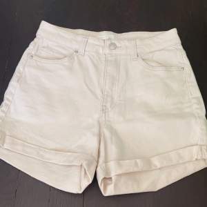 Så snygga vita shorts för bara 35 kr dem har inga defkter och är i ny skick tryck på köp nu om ni vill köpa😊
