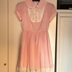 Angelic pretty lolita kawaii klänning - Otroligt söt rosa klänning ifrån Japanska märket angelic pretty. Saknar dock det tunna rosa bältet runt midjan därav priset♡