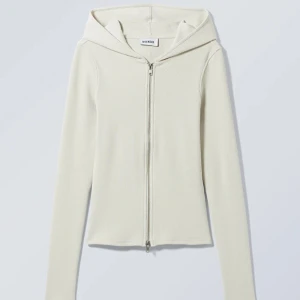 Weekday zip up - Cut tight zip hoodie från weekday i färgen Off-white. Storlek xs. Nypris 470. I nyskick och använd fåtal gånger💗