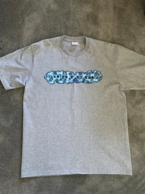 Supreme T - Jag säljer en oanvänd supreme t-shirt everything is shit från droppet SS20 Den är helt oanvänd och i storlek M
