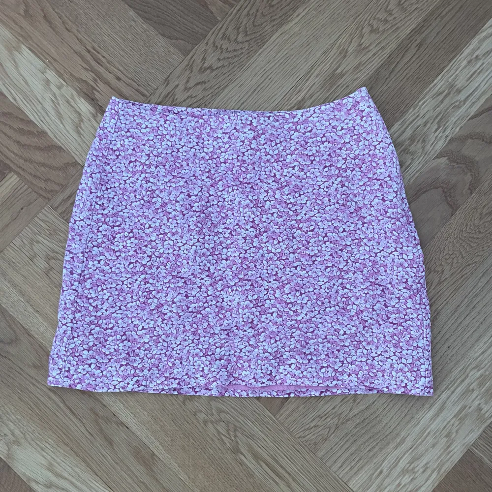 säljer en rosa mini skirt från other&stories i storlek 36, jätte fin till sommaren men dessvärre för liten för mig!!💕. Kjolar.