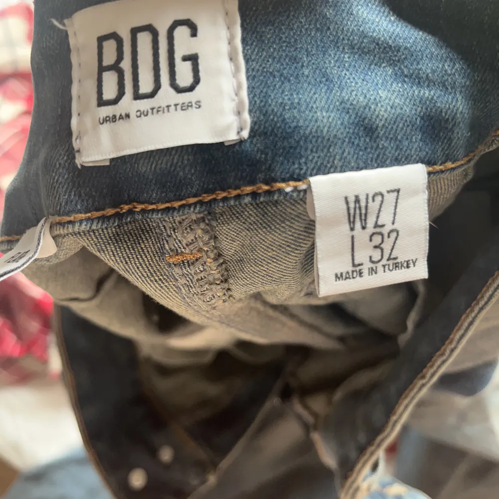 Lågmidjade jeans med bootcut köpta på Urban Outfitters i julas för 650kr. Använda en del men i bra skick ändå. Jag har strlk S o är 165 och de passar perfekt på mig i midja o längd!. Jeans & Byxor.