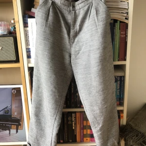 Gudrun Sjödén Linnebyxor - Byxor i Linnemix (50/50 Linne/bomull) Gudrun Sjödén, strlk S . Perfekt skick, inga skavanker. Skickas mot fraktkostnad eller hämtas vid Skanstull. Pris kan diskuteras.