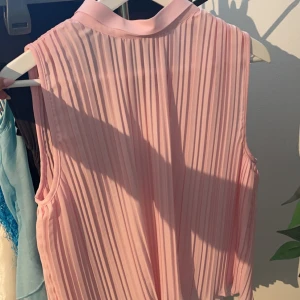 Plisserad blus xs - Säljer en plisserad blus från zara i storlek xs aldrig använd sitter prislapppar kvar❤️