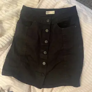 Säljer en svart jeans kjol från Gina i storlek 34💕 då den är förliten för mig