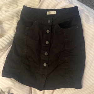 Jeanskjol - Säljer en svart jeans kjol från Gina i storlek 34💕 då den är förliten för mig