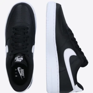 Skor nike  - Ett par fina skor storlek 43  Skicka för fler bilder   8/10 skick 