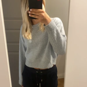 Stickad tröja - Säljer en ljusblå stickad tröja xs💙