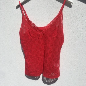 Spets Topp - Står L i tröjan men den är mindre och stretchig ❤️ Justetbara band!