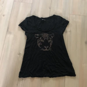 Me&i t-shirt - Cool me&i t-shirt med en tiger på, stl adult S, kontakta för fler bilder. 