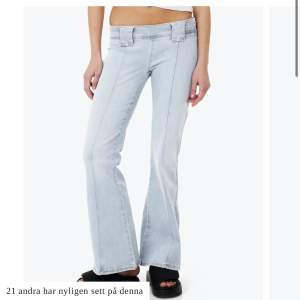 Säljer dessa super snygga jeans då de inte kommer till användning. De är i ett jätte skönt stretchigt material. Midjemått: 36cm innerbenslängd: 82cm. Nypris: 600kr. De är i nyskick. Skriv för frågor eller bilder💕 tryck gärna på köp nu
