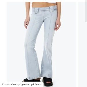 Low waist jeans - Säljer dessa super snygga jeans då de inte kommer till användning. De är i ett jätte skönt stretchigt material. Midjemått: 36cm innerbenslängd: 82cm. Nypris: 600kr. De är i nyskick. Skriv för frågor eller bilder💕 tryck gärna på köp nu
