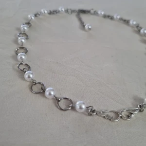 Pärlhalsband med vingar - Helt i rostfritt stål förutom pärlor,nitar och charms. Mitt mål är att mina halsband ska hålla i flera år så jag satsar på att göra allt i rostfritt/kirurgiskt stål. 
