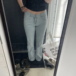 BikBok jeans - Jeans från bikbok. Typ medelhöga i midjan men lite mer lågmidjat. Dom är i storlek 26 i midjan och 32 i längden. 