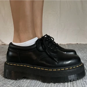 Dr martens låga plattform - (Första bild lånad av förra säljaren) Supersnygga dr martens köpta förra året på plick men som tyvär är för stora för mig. Modell plattform 8053. Aldrig andvända av mig och en gång av förra säljaren. Nypris 2200. 5.8 cm plattf