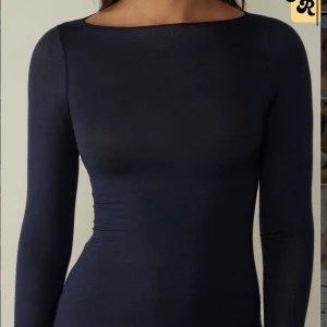 Intimissimi tröja - En jättefin marin blå intimissimi tröja. Köpt för 449kr, säljer för 300 kr. Använd fåtal gånger och i jättebra skick. 