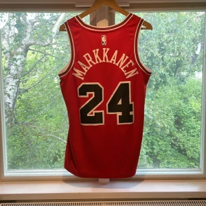 Basket linne - lauri markkanen rookie jersey  Aldrig använd och är i nytt skick 