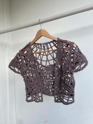 Stickad/virkad kofta - Fin kort stickad/virkad kofta