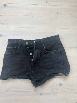 Zara jeans lowrise  - Svarta sååå sjukt snygga lowrise shorts från zara🌟