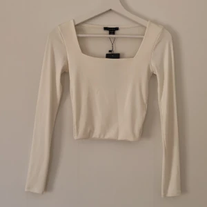Vit långarmad topp - En långarmad vit topp från New Yorker köpt förra hösten. Aldrig använd, lappen sitter kvar. Köparen står för frakten. 