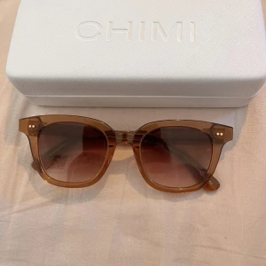 chimi  - chimi brown #101 unisex modell, Aldrig använda! Nypris 1100kr. Säljer för 700kr, pris kan diskuteras vid snabb affär! men kan även byta mot 04 eller 08 med! 