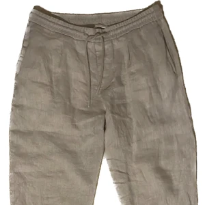 Linnebyxor från Zara - Säljer dessa Linnebyxor då dem blivit för små Beställdes från Zara för halv år sedan Lagom vida och luftiga linnebyxor  Storlek M  Dock korta i längden Byxorna är i ett bra skick