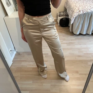 Satinbyxor - Satin kostymbyxor från Nakd, aldrig använda med lappar kvar. Frakt tillkommer