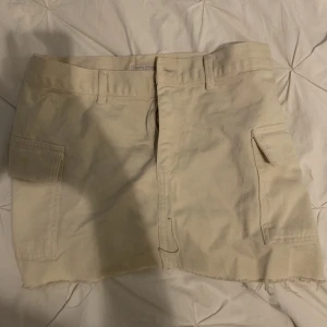 Cargokjol - Beige kjol från Pull & Bear, använd 2 gånger. Kan fraktas mot kostnad eller mötas upp i Malmö/Lund 💕