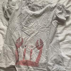 En gullig t-shirt med en gullig krabba. Bra skick