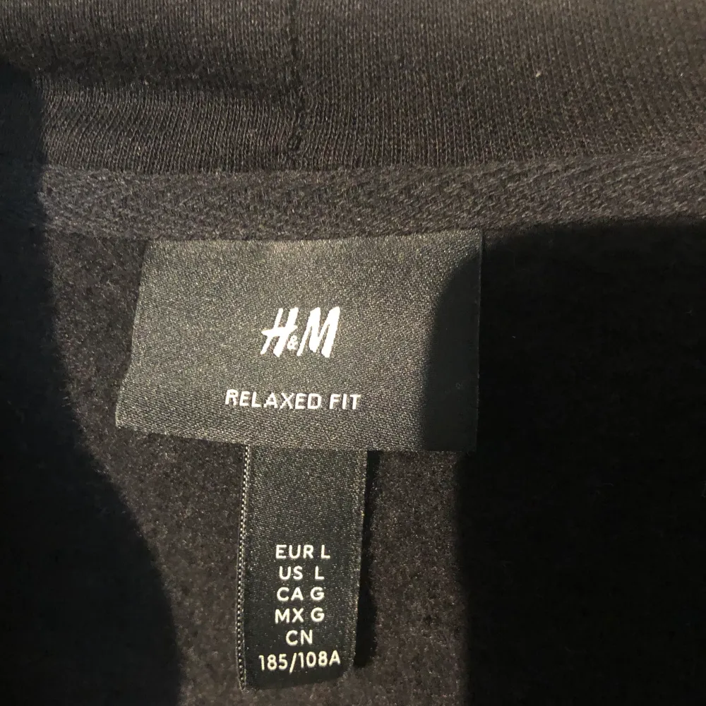 Säljer denna svarta zip hoodien från HM. sparsamt använd utan defekter. . Hoodies.