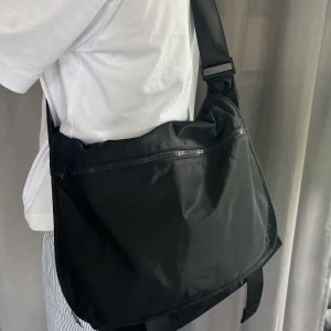 Väska från Weekday  - Säljer denna jättefina väska från weekday. Använd sparsamt och inte inga defekter, hör av dig vid mer frågor eller om du vill ha mer bilder💖Nypris är 500kr,  säljer för 300kr men kom gärna med prisförslag🥰