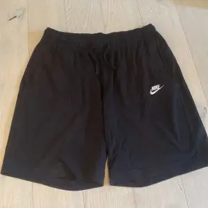 Svarta Nike shorts. Köpta sommar 2023 så använda få gånger. Skick 9/10. Nypris 399 från Nike hemsidan. Har 2 fickor både på bak och framsida.