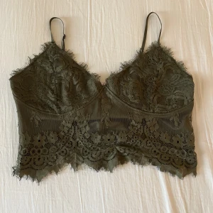 Linne - Sött mörktgrönt linne med en diskret dragkedja på sidan. Den är lite sliten och nopprig i skicket, annars utan skador. Kolla in min sida, jag säljer just nu flera andra söta linnen🤍 Skriv privat om ni har frågor☺️