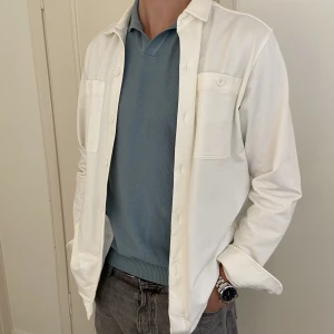 Massimo Dutti jacka/overshirt - Vit jacka/overahirt från Massimo Dutti som aldrig kommit till användning