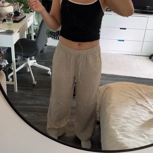 Linnebyxor  - Säljer mina linne byxor från Ginatricot i storlek 38. Dom är nästa oanvända och i bra skick. Säljer dom pga att jag inte har användning av dom längre. Är 1,70cm för referens. Originalpris 399kr. 