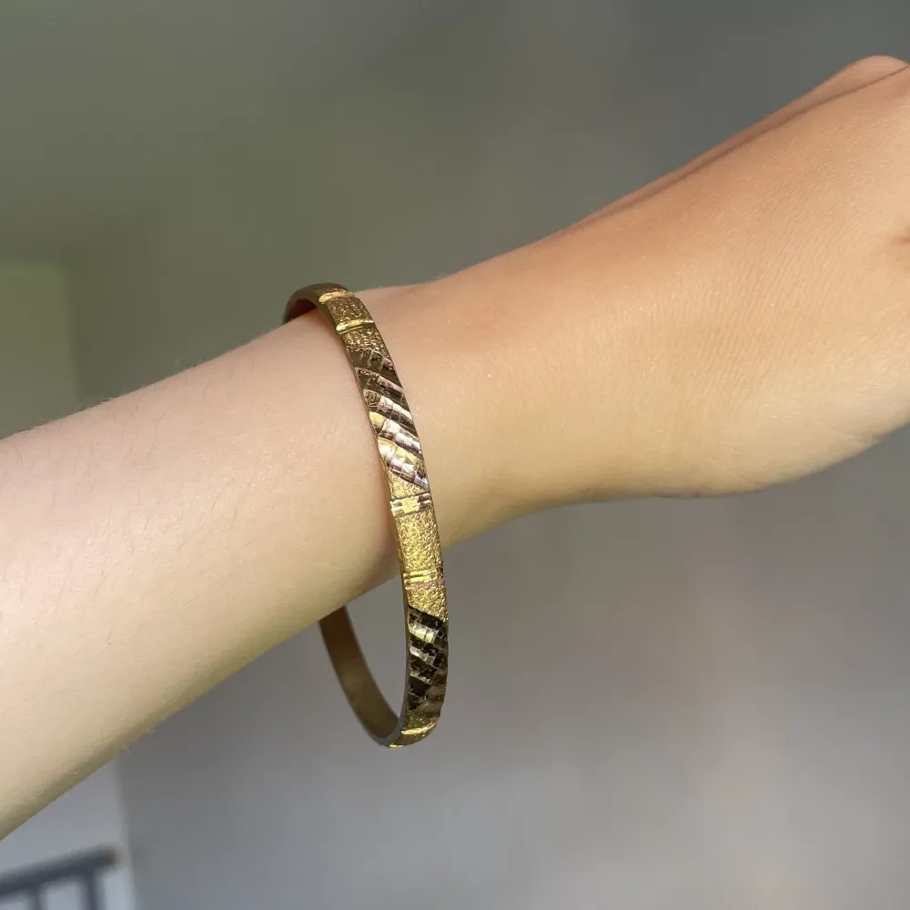 Guld hög kvalite armband från Indien, i ny skick, säljer pga för stor på mig. Accessoarer.