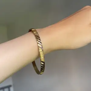 Guld hög kvalite armband från Indien, i ny skick, säljer pga för stor på mig