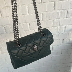 Kurt geiger väska - Säljer denna gröna väskan i den större modellen från kurt geiger😇 så så fin nu till hösten!! Knappt några defekter! Skriv privat för fler bilder!