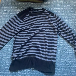 Emilio randig stickad tröja - Super fin och inga fläckar, svart och grå