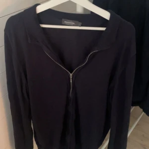 Full zip - Tja säljer nu min full zip ifrån dressman. Inga deffekter eller tecken på användning. Nypris ungefär 500. Storlek L men passar mig bra som har M i vanliga fall. Hör av er om ni har några frågor🙌🏻