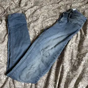 Ett par blåa lågmidjade jeans från vero moda i storlek 34/xs💙 Väldigt mjuk och skönt material!